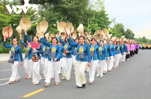 ‘남방의 우아함’ 축제를 통해 아오자이, 아오바바의 아름다움 전파 - ảnh 1
