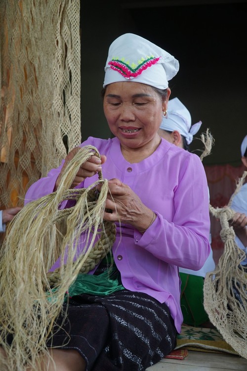 응에안성 토 소수민족의 모시 해먹 뜨개질 전통 공예 - ảnh 1