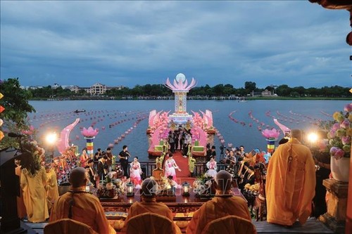트어티엔-후에성, 흐엉강에서 연등 축제 개최 - ảnh 1