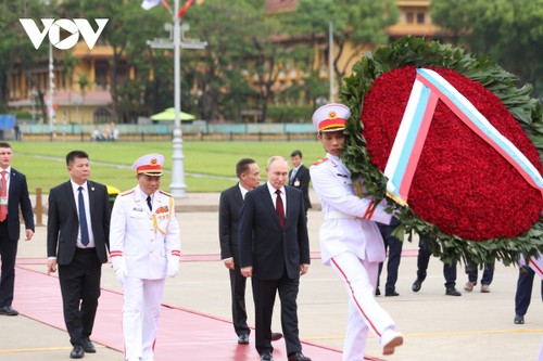 ‘베트남 국빈 방문’ 푸틴 러시아 대통령, 호찌민 묘소 방문 - ảnh 1