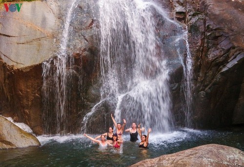 តំបន់ខ្ពង់រាបនៅខេត្ត Quang Ninh ទាក់ទាញភ្ញៀវទេសចរមកទស្សនាក្នុង សរទៈរដូវ - ảnh 10