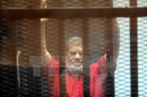 អតីតប្រធានាធិបតីអេហ្ស៊ីប Mohamed Morsi ត្រូវបានកាត់ទោសដាក់ ពន្ធនាគារក្នុងរយៈពេល ២០ ឆ្នាំ  - ảnh 1