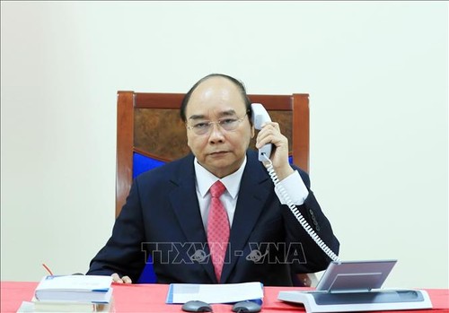 PM Vietnam, Nguyen Xuan Phuc melakukan pembicaraan telepon dengan PM Singapura, Lee Hsien Loong - ảnh 1