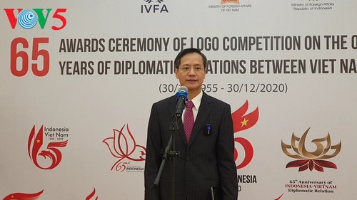 Acara menyampaikan hadiah sayembara pembuatan logo peringatan ultah ke-65 hubungan diplomatik Vietnam-Indonesia - ảnh 1
