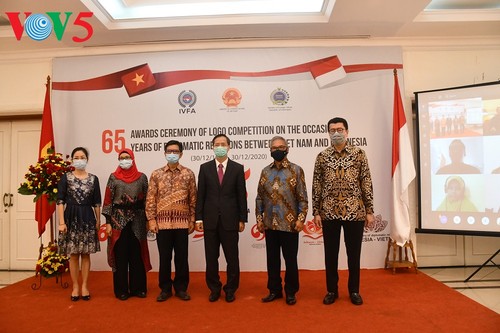 Acara menyampaikan hadiah sayembara pembuatan logo peringatan ultah ke-65 hubungan diplomatik Vietnam-Indonesia - ảnh 2
