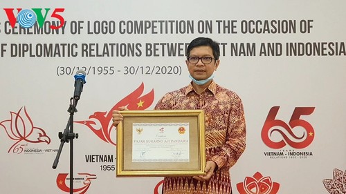 Acara menyampaikan hadiah sayembara pembuatan logo peringatan ultah ke-65 hubungan diplomatik Vietnam-Indonesia - ảnh 4