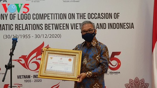 Acara menyampaikan hadiah sayembara pembuatan logo peringatan ultah ke-65 hubungan diplomatik Vietnam-Indonesia - ảnh 5