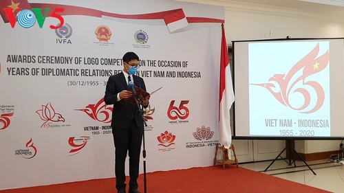 Acara menyampaikan hadiah sayembara pembuatan logo peringatan ultah ke-65 hubungan diplomatik Vietnam-Indonesia - ảnh 6