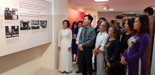 Pameran “Bendera nasional, Lagu nasional, Lambang nasional: Simbol kebanggaan bangsa Vietnam” - ảnh 1