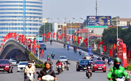 Kota Ha Noi Menjadi Cemerlang dengan Bendera dan Bunga untuk Menyambut Kongres Nasional XIII PKV - ảnh 4