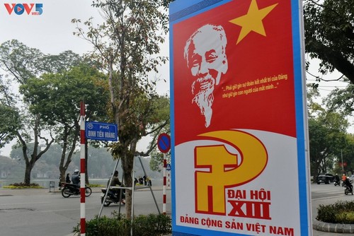 Kota Ha Noi Menjadi Cemerlang dengan Bendera dan Bunga untuk Menyambut Kongres Nasional XIII PKV - ảnh 3