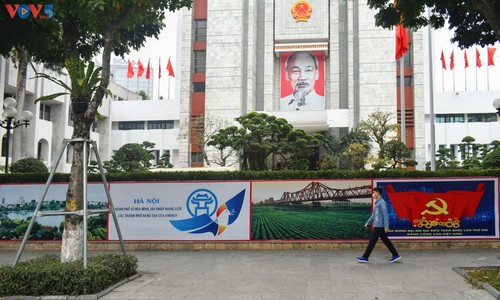 Kota Ha Noi Menjadi Cemerlang dengan Bendera dan Bunga untuk Menyambut Kongres Nasional XIII PKV - ảnh 5