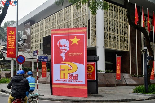 Kota Ha Noi Menjadi Cemerlang dengan Bendera dan Bunga untuk Menyambut Kongres Nasional XIII PKV - ảnh 15