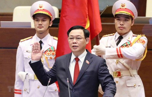 Para Anggota MN Percaya pada Peranan Kepemimpinan Ketua MN Vuong Dinh Hue - ảnh 1