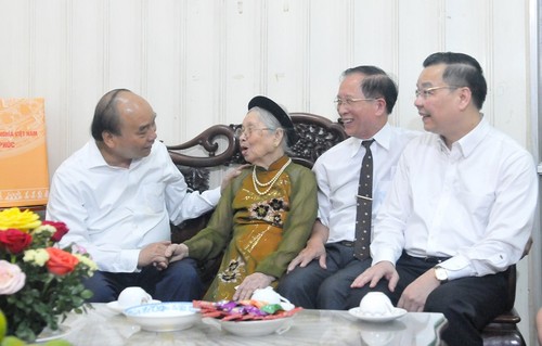 Presiden Nguyen Xuan Phuc Berkunjung dan Berikan Bingkisan kepada Berbagai Keluarga yang Mendapat Kebijakan Prioritas di Kota Ha Noi - ảnh 1