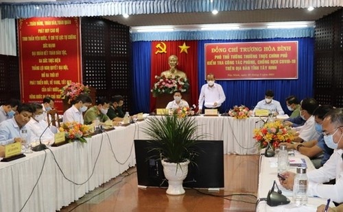 Deputi Harian PM Truong Hoa Binh Periksa Upaya Pencegahan dan Penanggulangan Wabah Covid-19 di Provinsi Tay Ninh - ảnh 1