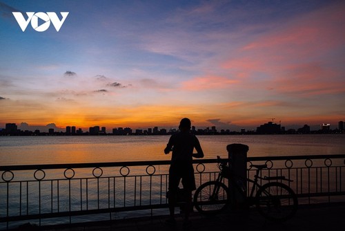 Hanoi Sangat Indah saat Waktu Senja ketika Dipandangi dari Danau Barat - ảnh 11