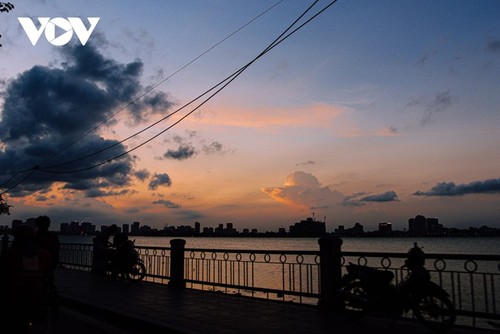 Hanoi Sangat Indah saat Waktu Senja ketika Dipandangi dari Danau Barat - ảnh 12