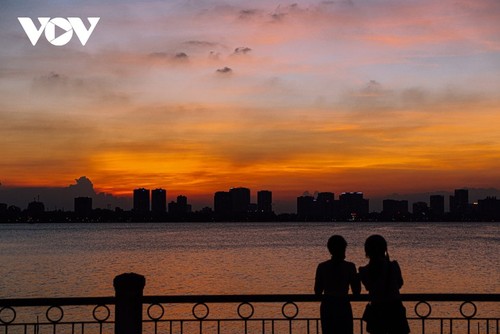 Hanoi Sangat Indah saat Waktu Senja ketika Dipandangi dari Danau Barat - ảnh 5