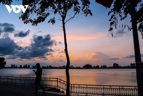 Hanoi Sangat Indah saat Waktu Senja ketika Dipandangi dari Danau Barat - ảnh 13