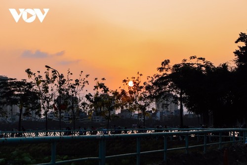 Hanoi Sangat Indah saat Waktu Senja ketika Dipandangi dari Danau Barat - ảnh 7