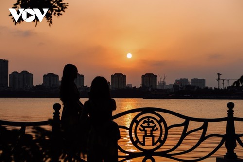 Hanoi Sangat Indah saat Waktu Senja ketika Dipandangi dari Danau Barat - ảnh 9