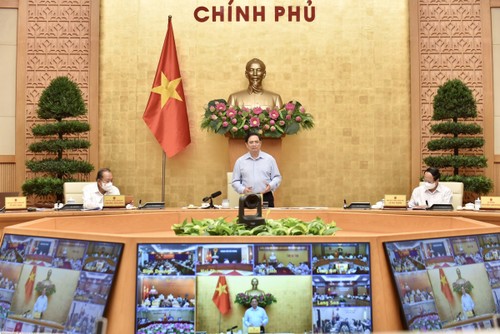 PM Pham Minh Chinh Pimpin Sidang Virtual dengan Daerah-Daerah tentang Pencegahan dan Penanggulangan Wabah Covid-19 - ảnh 1