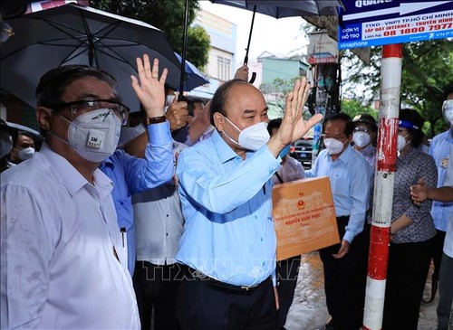 Presiden Nguyen Xuan Phuc Periksa Pencegahan dan Penanggulangan Covid-19 di Kota Ho Chi Minh - ảnh 1