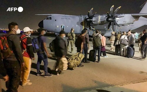Pesawat Terbang Militer Mulai Ungsikan Diplomat dari Kabul - ảnh 1