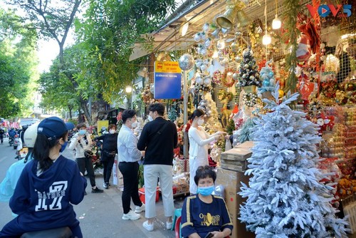 Jalan-Jalan Ha Noi Menjadi Ramai Menyambut Hari Natal 2021 - ảnh 9