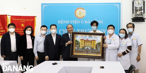 Presiden Nguyen Xuan Phuc Berkunjung dan Semangati Nakes di Provinsi Da Nang - ảnh 2