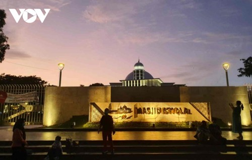 Istiqlal - Masjid hijau pertama di dunia di Indonesia - ảnh 10