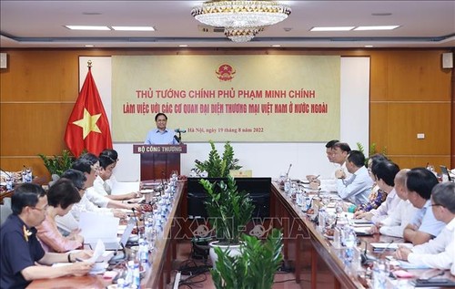 PM Pham Minh Chinh Pimpin Konferensi Virtual dengan Kantor-Kantor Perwakilan Perdagangan Vietnam di Luar Negeri - ảnh 1