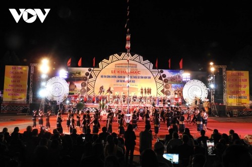 Pembukaan Kontes Gong, Bonang, dan Tarian “Xoang” Warga Etnis Minoritas Provinsi Kon Tum yang Pertama Tahun 2022 - ảnh 1