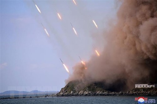 RDRK Tembakkan  Peluru Meriam Secara Berturut-turut ke Wilayah Laut Sebelah Timur - ảnh 1
