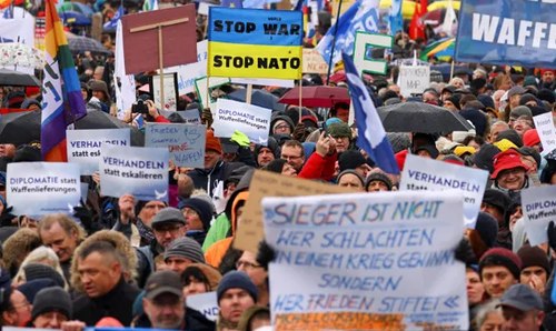 Pawai di Tujuh Puluh Kota di Jerman untuk Imbau Pemecahan Konflik Rusia-Ukraina - ảnh 1