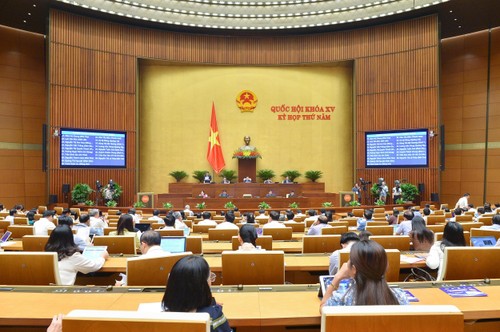 MN Vietnam Berikan Suara untuk Sahkan Resolusi tentang Program Penyusunan UU dan Dekrit Tahun 2024 - ảnh 1
