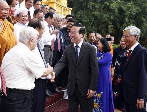 Presiden Vietnam Adakan Pertemuan dengan Delegasi Pemuka Agama, Intelektual, dan Individu Tipikal Kota Ho Chi Minh - ảnh 1