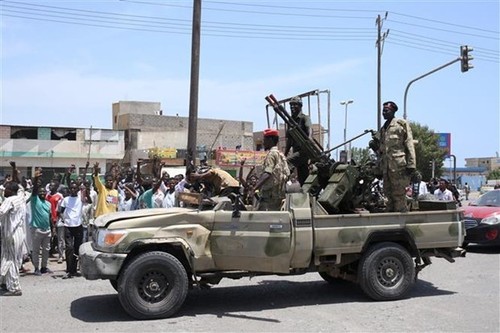 Tentara dan Pasukan Paramiliter Sudan Saling Menuduh Satu Sama Lain Melakukan Penembakan Meriam terhadap Kedubes Etiopia - ảnh 1
