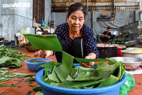 Mengunjungi Desa yang Membuat Ribuan Kue Chung Per Hari di Ibu Kota - ảnh 4