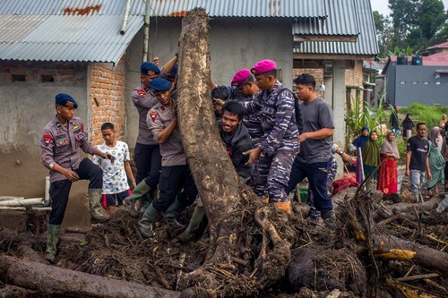 Banjir Bandang di Indonesia: Jumlah Korban terus Meningkat Secara Pesat - ảnh 1