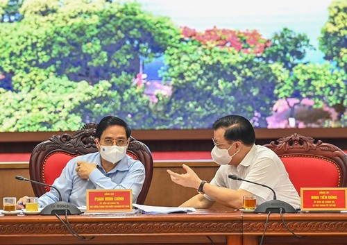 Perdana Menteri Pham Minh Chinh Meminta Hanoi Supaya Memprioritaskan Pencegahan dan Penanggulangan COVID-19 Sebagai Tugas Nomor 1 - ảnh 1