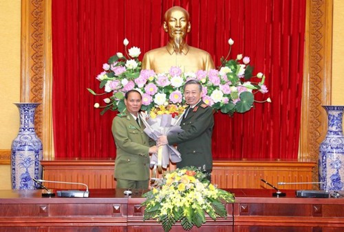 Memperkuat Hubungan Kerjasama Antara dua Kementerian Keamanan Publik Vietnam - Laos - ảnh 1