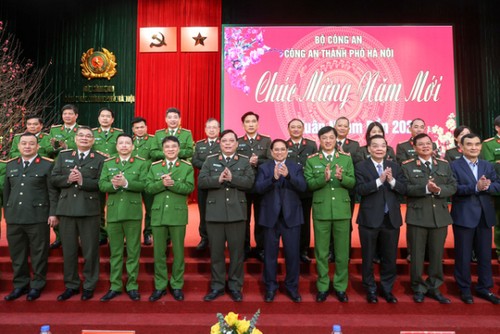 PM Pham Minh Chinh Berkunjung dan Mengucapkan Selamat Tahun Baru kepada Kepolisian Kota Hanoi. - ảnh 1