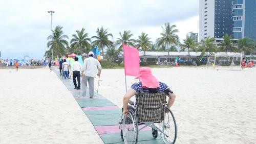 岘港残疾人上下海滩通道项目投入使用 - ảnh 1