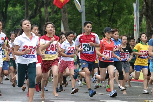 2016年《新河内报》第43次和平跑步公开赛启动 - ảnh 1