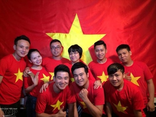 越南艺术家和人民参加有史以来最大的社会音乐视频 - ảnh 1
