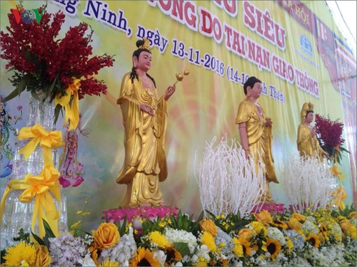 越南交通事故死亡者超度法会在广宁省举行 - ảnh 1