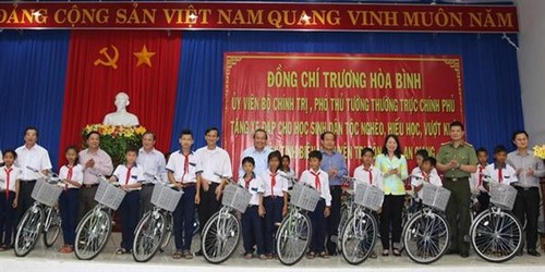 越南政府副总理张和平向好学贫困生赠送自行车 - ảnh 1
