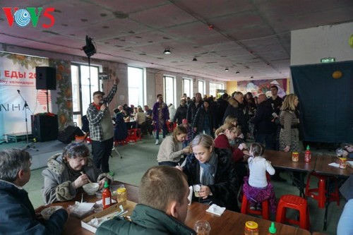 在莫斯科举行的越南街头美食节吸引众多俄罗斯食客 - ảnh 1